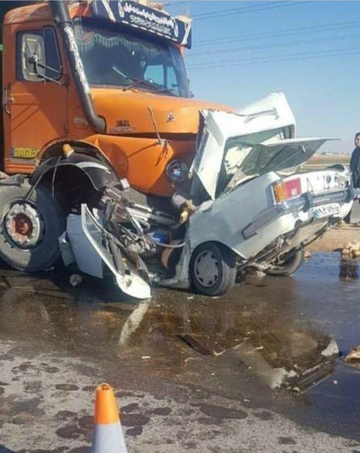 تصادف سنگین کامیون با پیکان (عکس)